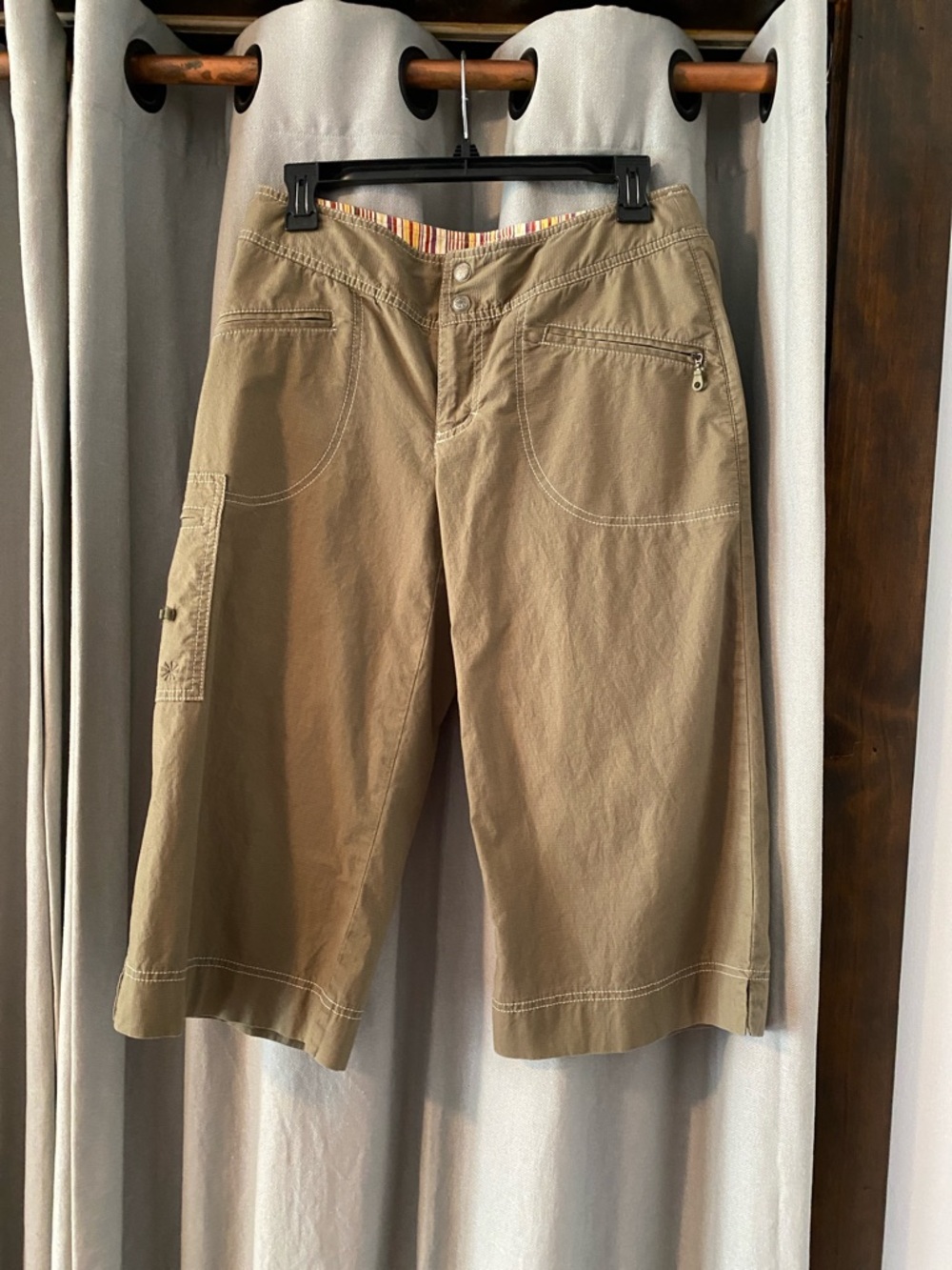 Athleta Olive Cargo Capris with Multiple Utility Pockets, Women’s Size 8